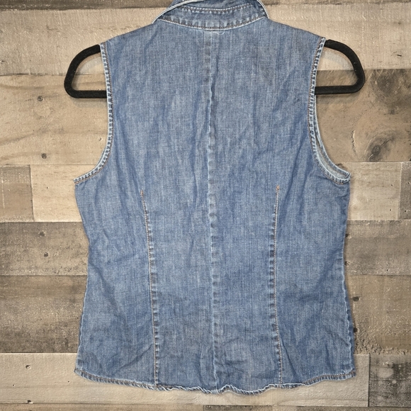 Old navy Sleeveless Denim Button-Up Top - Picture 3 of 5